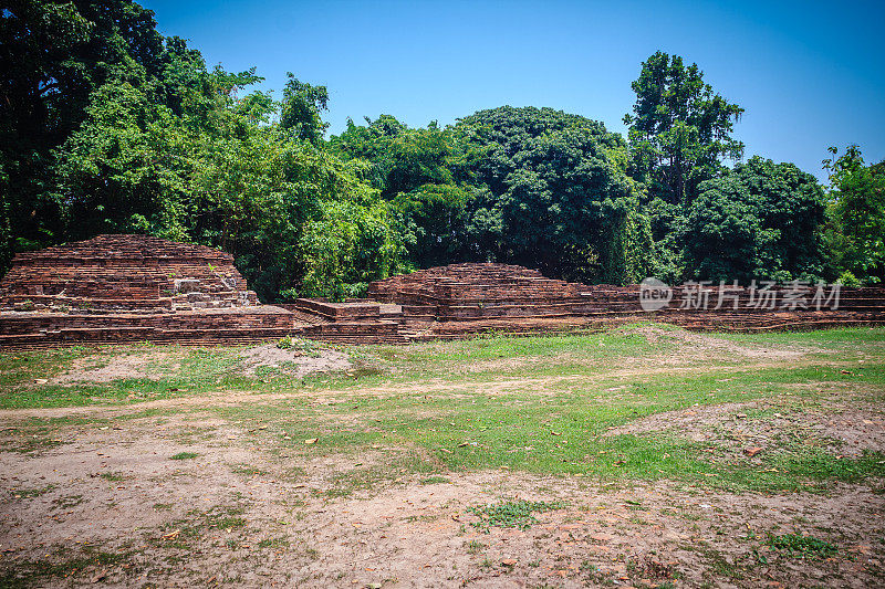 Phrachao Ong Dam (black - body Lord Temple of the black Lord)，是泰国清迈Wiang Kum Kam考古遗址的一部分。